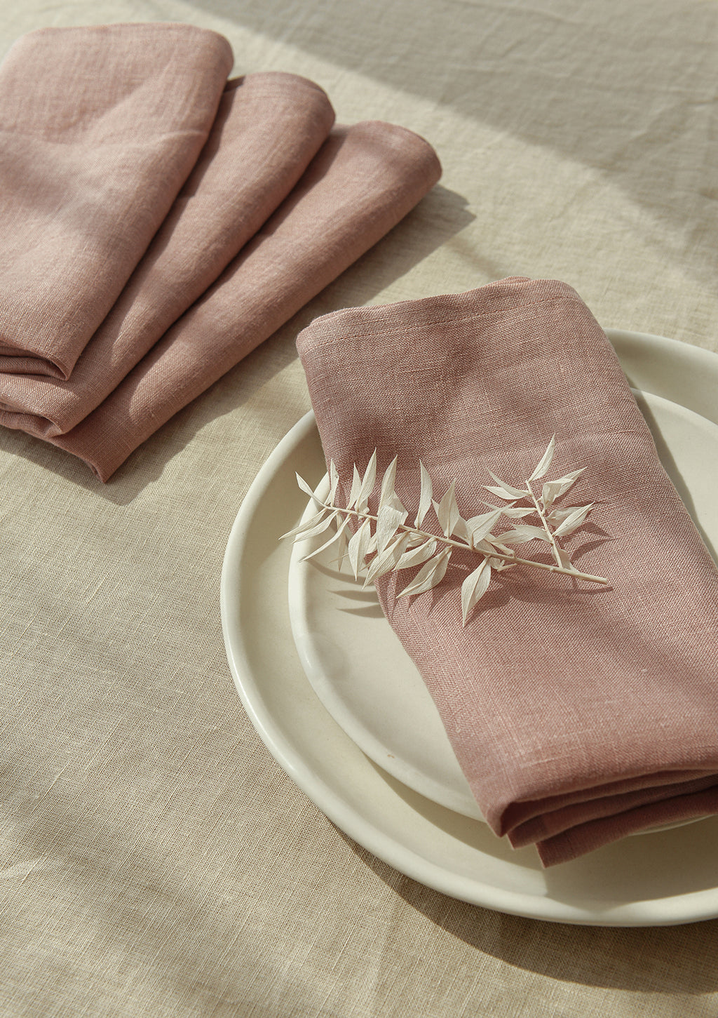 https://www.aprilnotes.com/cdn/shop/products/Sunset-rose-linen-napkin-4_1024x.jpg?v=1653636908